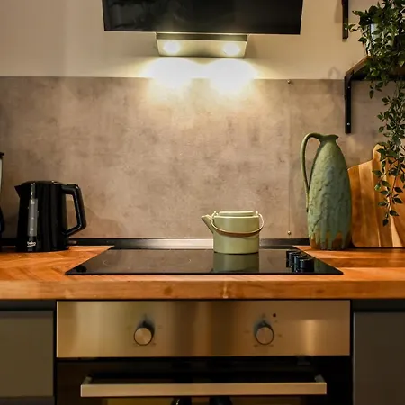 The Geometrist - Stunning 1br With Balcony