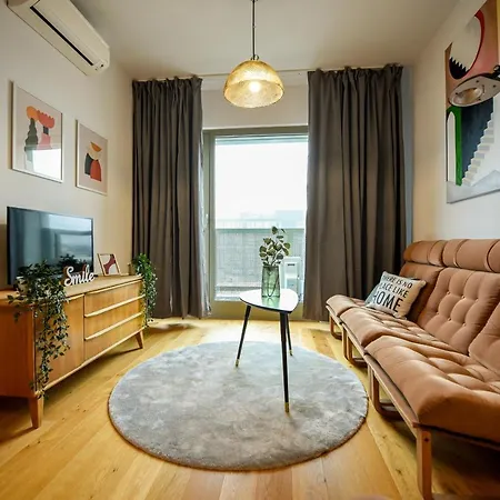 The Geometrist - Stunning 1br With Balcony Lägenhet