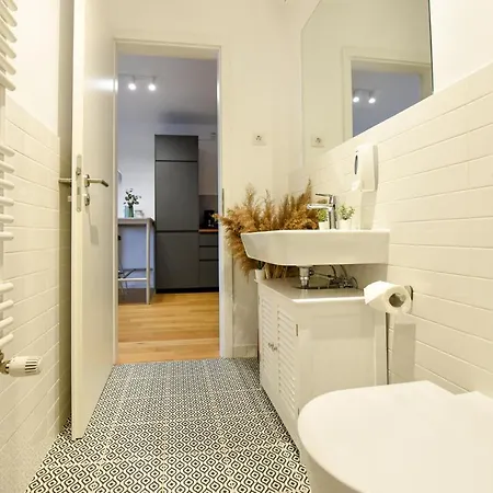 The Geometrist - Stunning 1br With Balcony *