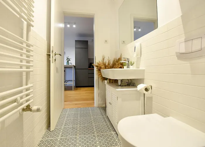 The Geometrist - Stunning 1br With Balcony *