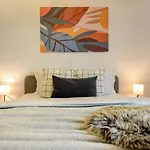 The Geometrist - Stunning 1br With Balcony