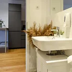 The Geometrist - Stunning 1br With Balcony * بوخارست