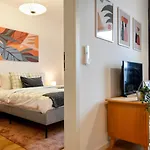 The Geometrist - Stunning 1br With Balcony