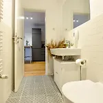 The Geometrist - Stunning 1br With Balcony *