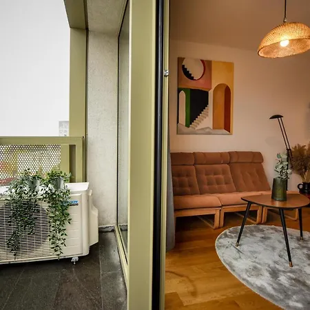 The Geometrist - Stunning 1br With Balcony
