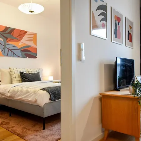 The Geometrist - Stunning 1br With Balcony