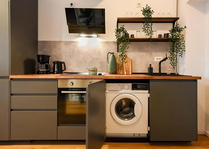 The Geometrist - Stunning 1br With Balcony