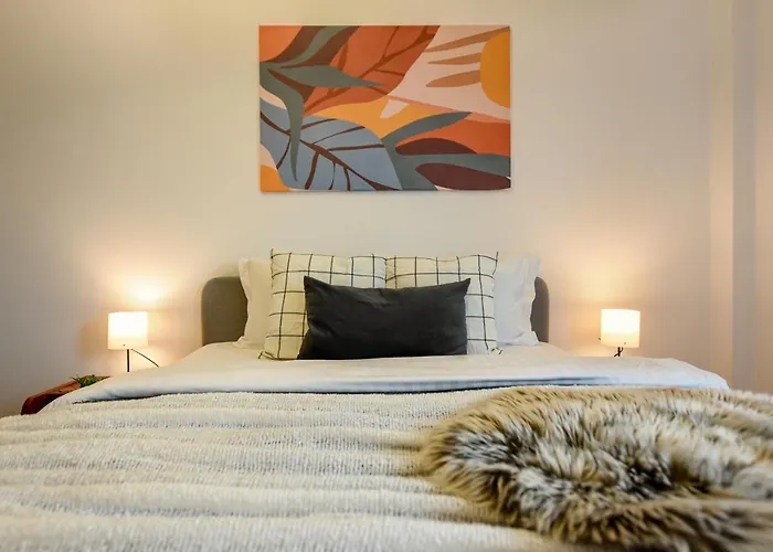 The Geometrist - Stunning 1br With Balcony