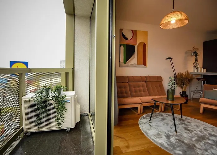 The Geometrist - Stunning 1br With Balcony