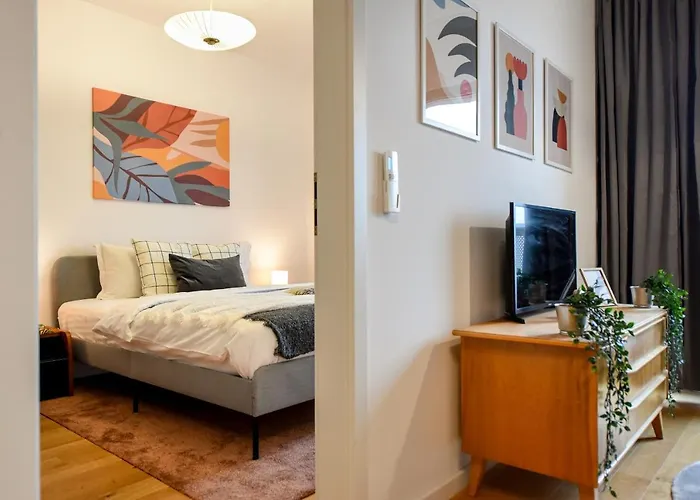 The Geometrist - Stunning 1br With Balcony