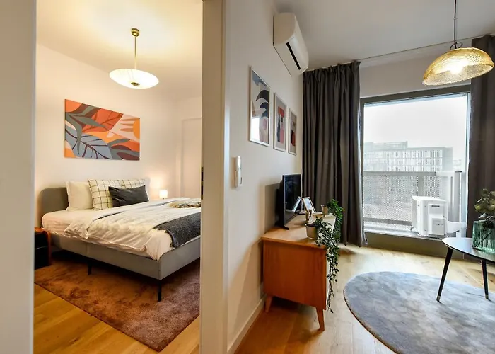 The Geometrist - Stunning 1br With Balcony *