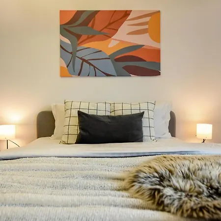 The Geometrist - Stunning 1br With Balcony