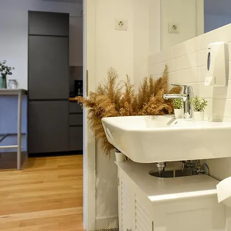 The Geometrist - Stunning 1br With Balcony * Бухарест