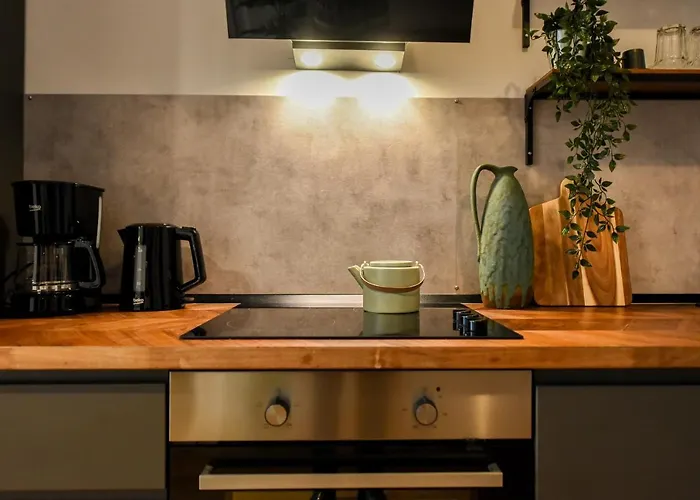 The Geometrist - Stunning 1br With Balcony